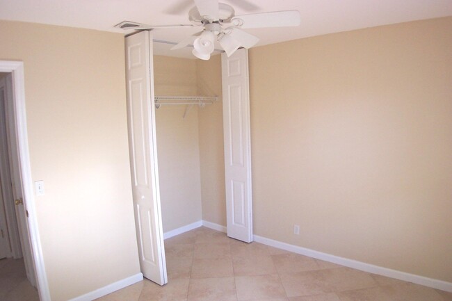 Building Photo - 531 W Kalmia Dr
