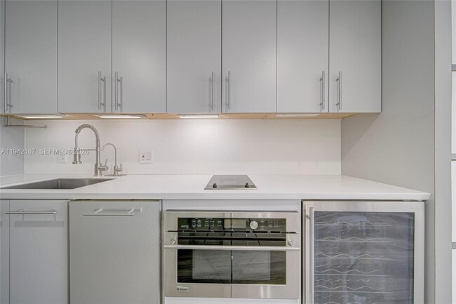 Building Photo - 1750 N Bayshore Dr