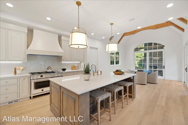 Building Photo - 4 br, 4.5 bath House - 1199 Fairway Rd
