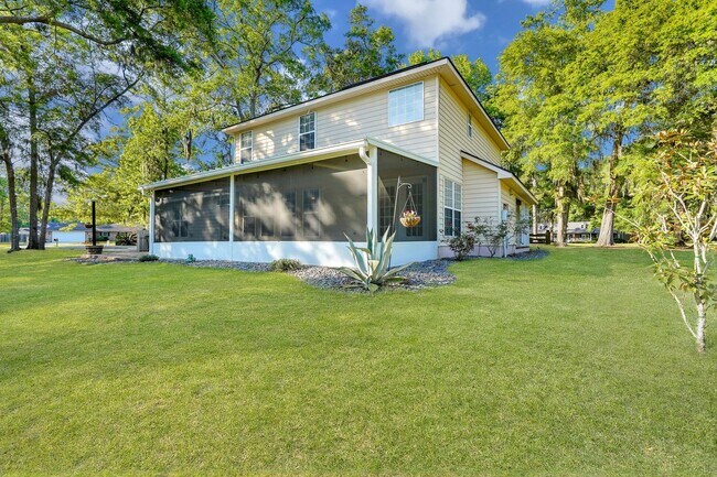 Building Photo - Richmond Hill Beauty: 4-Bedroom Home with Stunning Lagoon Views!