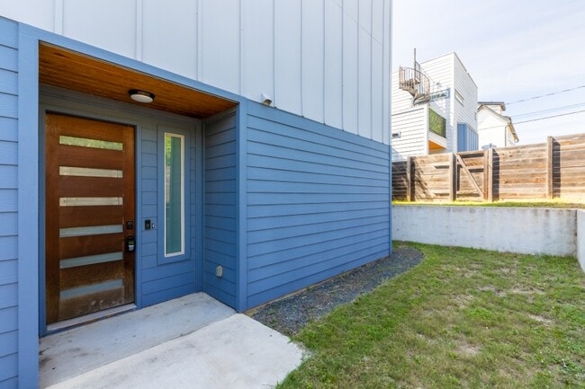 Building Photo - 2014 E 9th St