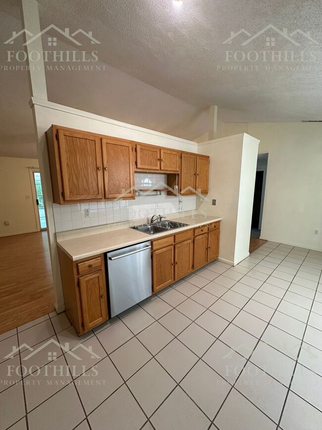 Building Photo - 3 Bedroom, 2 Bath Home near to Hwy 187 South