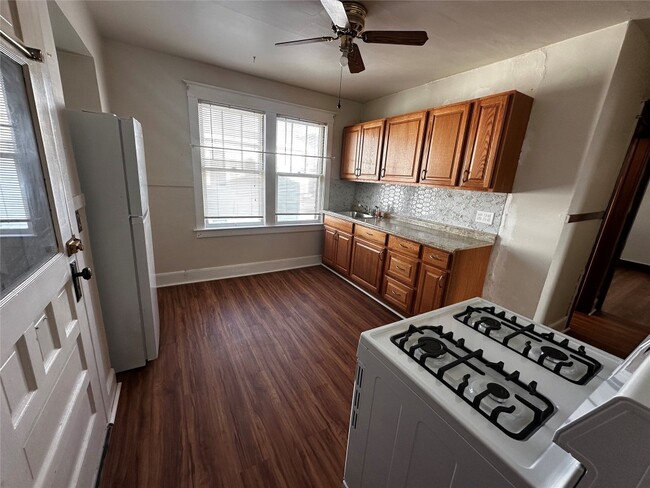 Building Photo - 43 Emma St