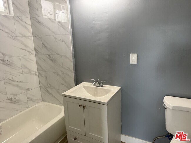 Building Photo - 314 E 104th St