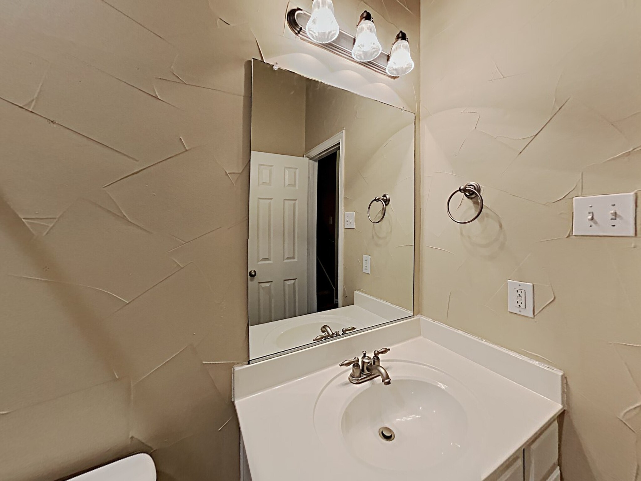 Building Photo - 1310 Golf Club Dr