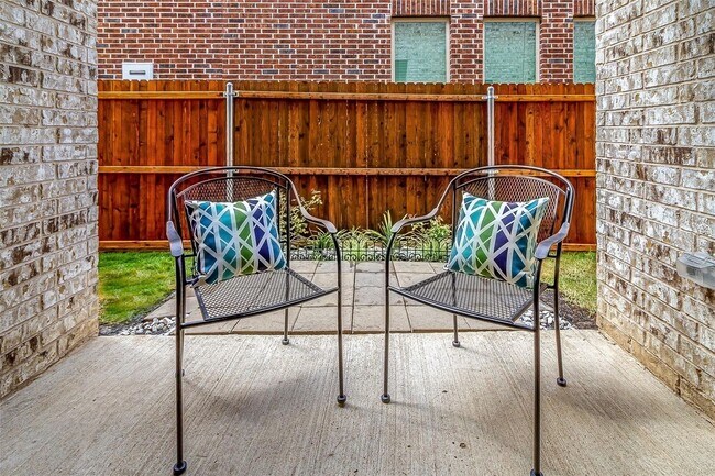 Building Photo - Location!! 2018 house, refrigerator provided! Dont miss this sweet home!