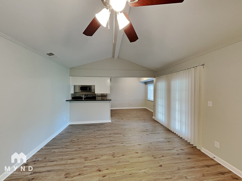 Building Photo - 14839 Greenvalley Dr