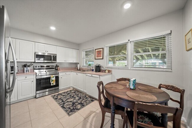 Building Photo - 2100 S Daytona Ave