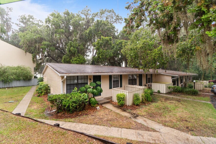 Building Photo - 2490 SW 14th Dr