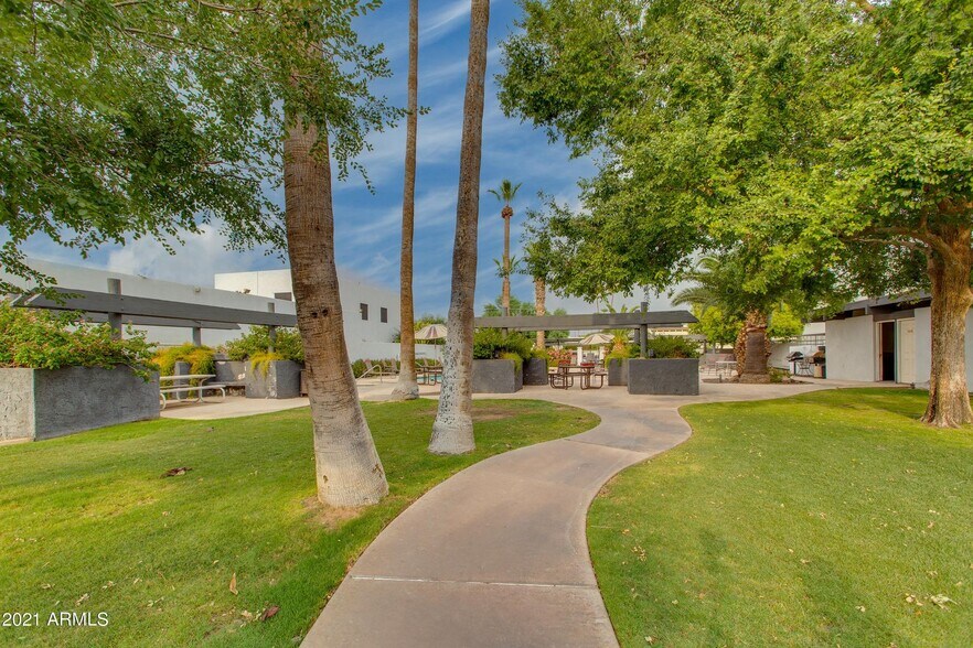 Building Photo - 8552 E Indian School Rd