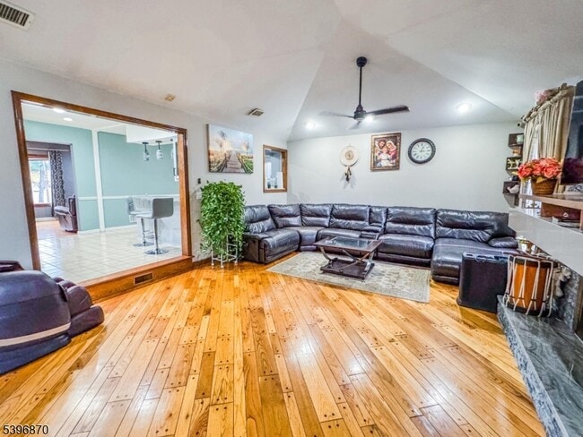 Building Photo - 617 Sycamore St