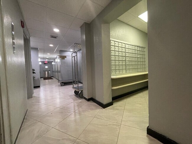 Building Photo - 1400 St Charles Pl