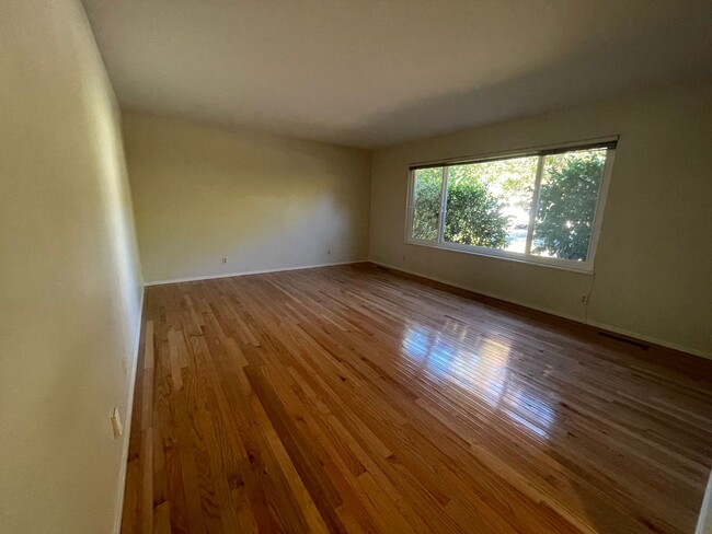 Building Photo - Lovely Santa Rosa 3 bedroom 3 bathroom Hom...