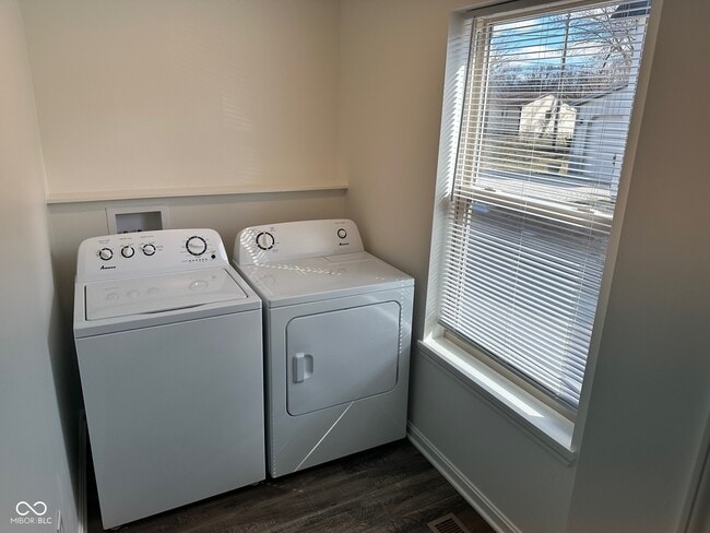 Building Photo - 103 S Nebraska St