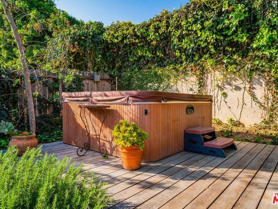 Hot tub - 16655 Marquez Ter