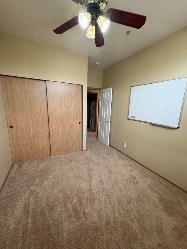 Building Photo - Bright and Sunny 2-bed 1-bath condo Kent!