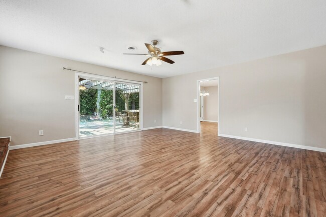 Building Photo - 338 Coral Dr SW
