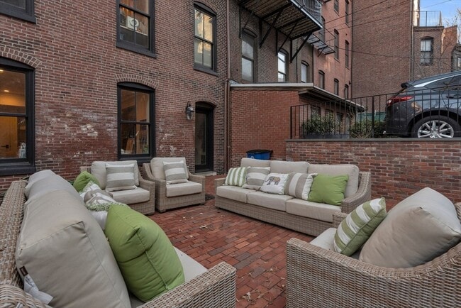 Building Photo - 352 Marlborough St
