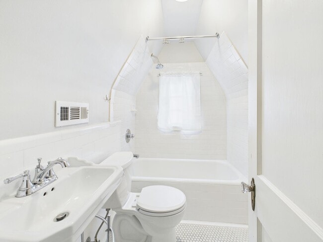 Building Photo - 307 Lexington Rd