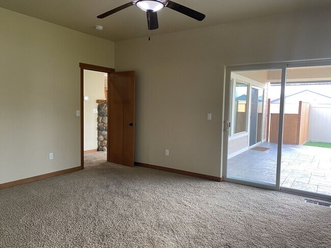 Building Photo - 566 Village Dr