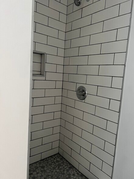 Building Photo - 2345 Pine Ave