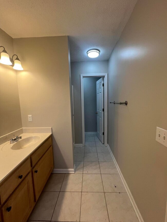 Building Photo - 1240 Inabinet Dr