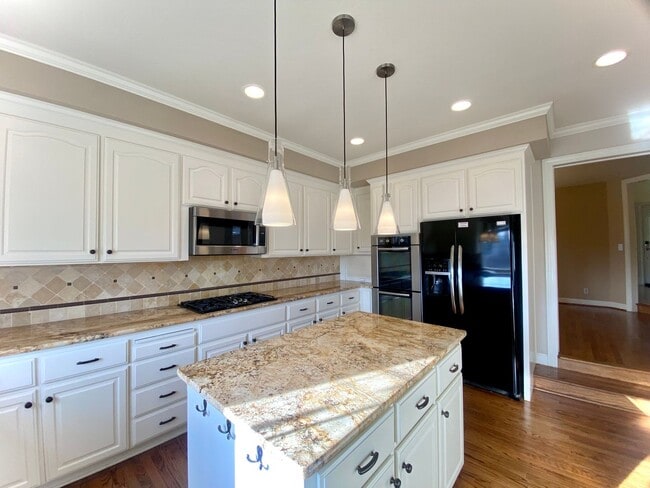 Building Photo - Spacious 5-bedroom Home Located in Niles Neighborhood of Fremont!