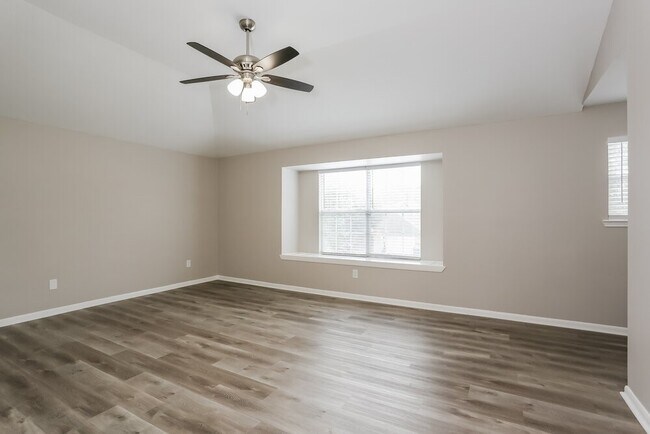 Building Photo - 2431 Fox River Ln