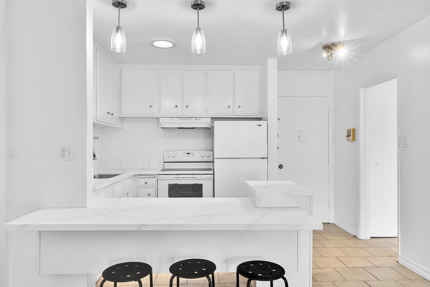 Building Photo - 320 S Gramercy Pl