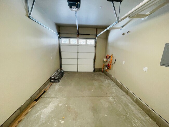 Building Photo - 3 bed 2 bath 1 car garage townhouse in Sou...