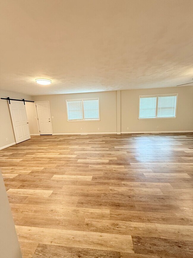 Building Photo - Ultra Open Floor Plan - Lots of New - Walk...