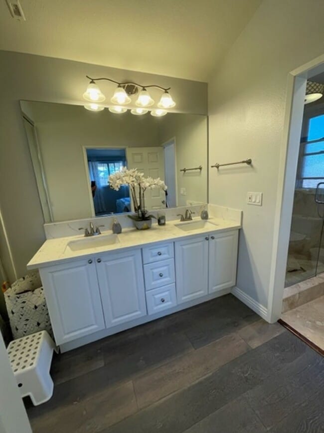 Building Photo - Light Bright 4 bedroom in Irvine