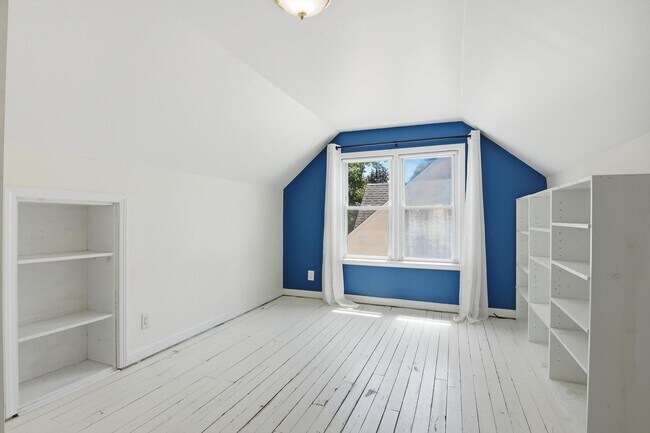 Building Photo - 3432 Woodside St