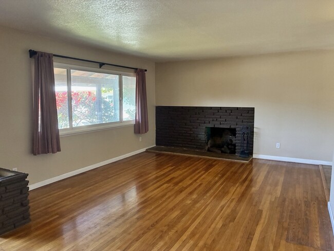 Building Photo - 3236 Rosemont Dr