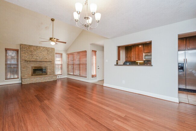 Building Photo - 13859 Hollowgreen Dr