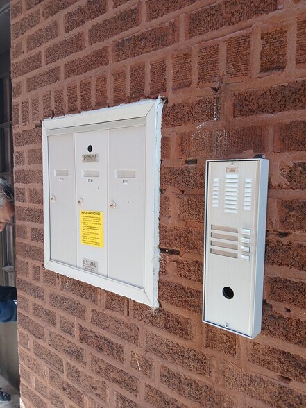 Outdoor intercom system - 2221 W Winnemac Ave