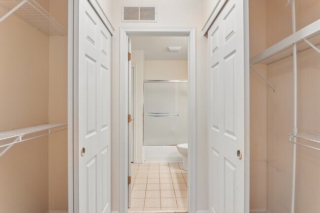 Building Photo - 984 Park Hill Cir