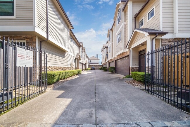 Building Photo - 2402 Calumet St