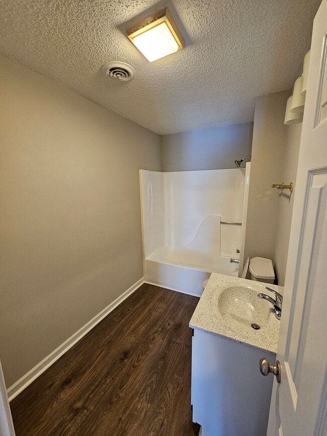 Building Photo - 2 Bedroom 2 Bath condo Powell available for immediate move in!