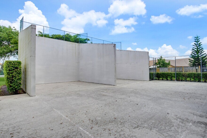 Building Photo - 9645 El Clair Ranch Rd