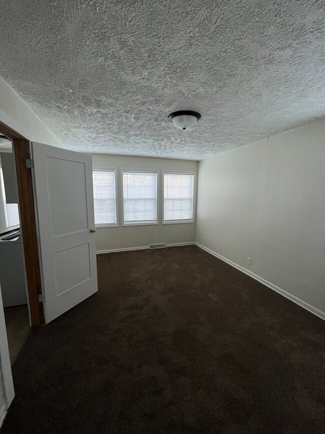 Building Photo - 2 bedroom home available in Loves Park