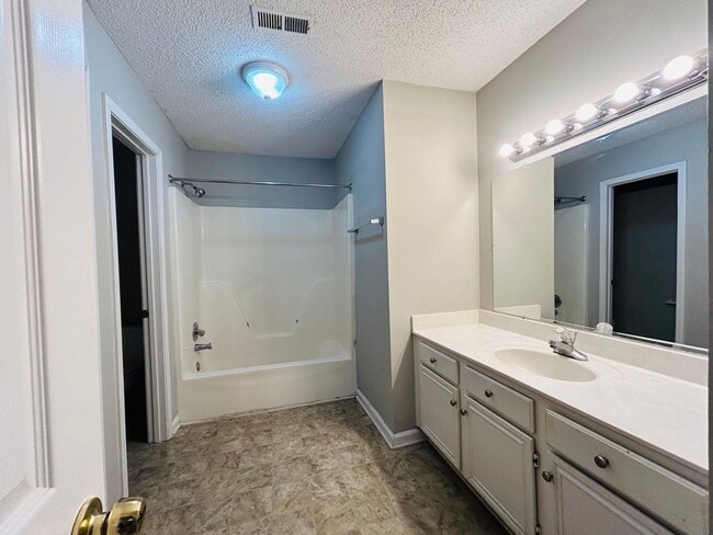 Building Photo - Lovely 3 bedroom, 2.5 bathroom 2-story hom...