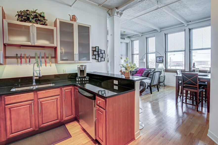 Building Photo - 1133 W 9th St