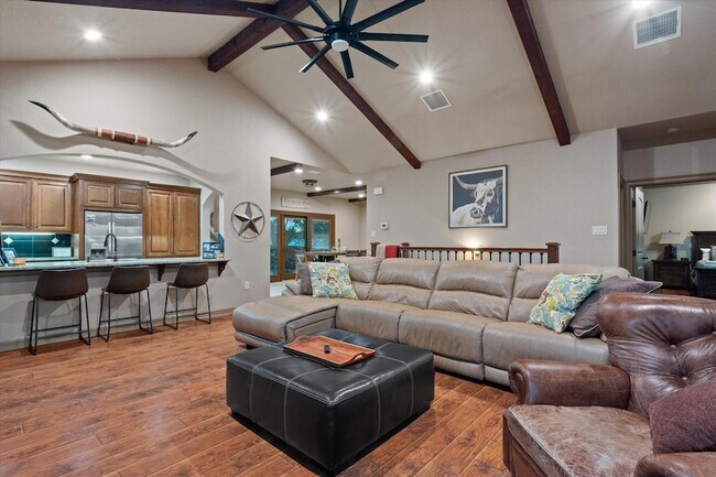 Building Photo - 785 Lake Forest