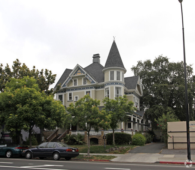 Building Photo - The Ruckers Mansion