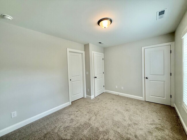 Building Photo - Stunning Newly Built 3BD, 3.5BA Fuquay Varina Townhome Near Shopping and Dining