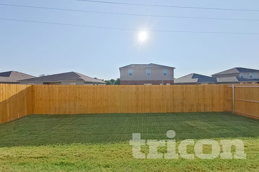 Building Photo - 911 Ponderosa Ln