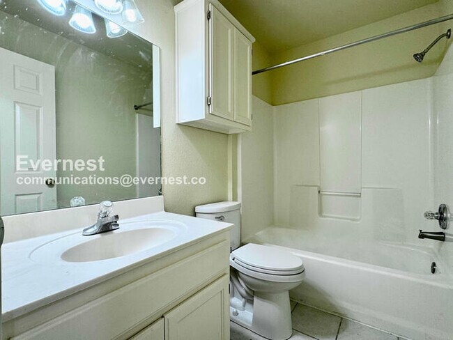 Building Photo - 3 Bed, 2 Bath Townhome with Attached Garage / Pet-Friendly / Available Now!