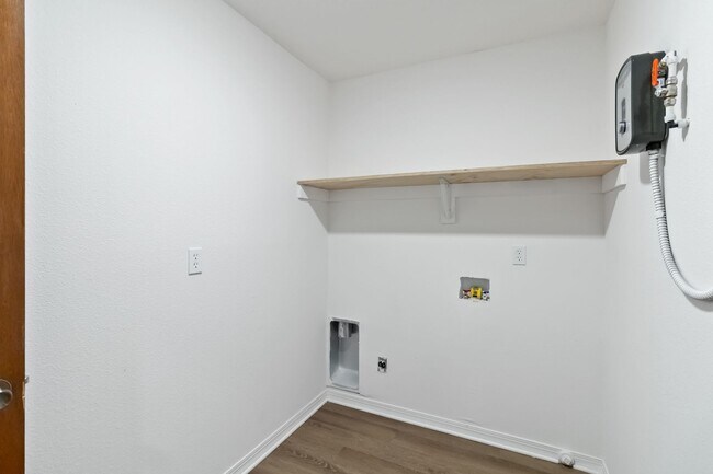 Building Photo - MOVE IN SPECIAL- Beautiful Newly Renovated 2/1 Duplex in St. Cloud - No HOA
