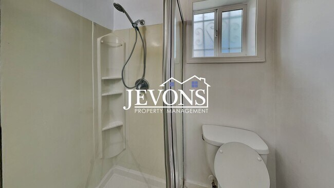 Building Photo - $1,000 Rent Credit if move-in occurs befor...